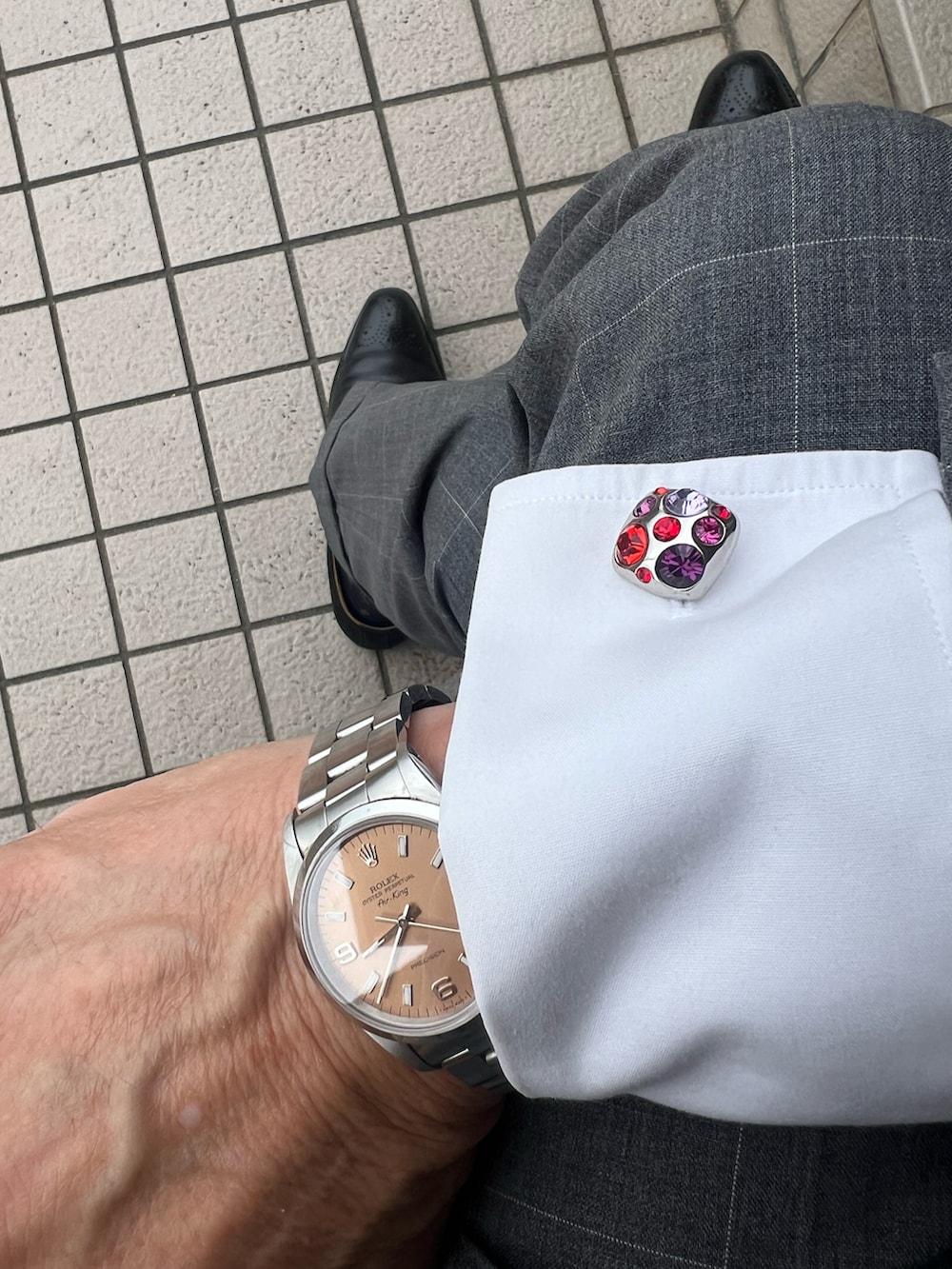 ブラック系のドレスシューズ、その他のネクタイ、ホワイト系のビジネスシャツを着用したメンズの秋コーディネートの2枚目の写真