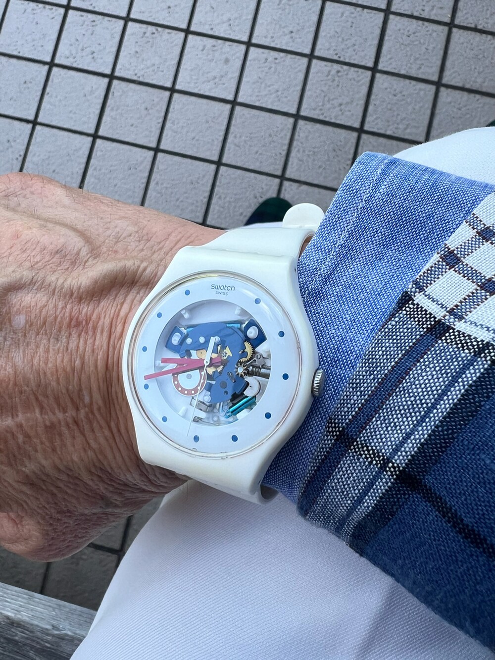 ホワイト系のポケットチーフ、ブルー系のジャケット/アウター、ホワイト系のパンツを着用したメンズの夏コーディネートの2枚目の写真