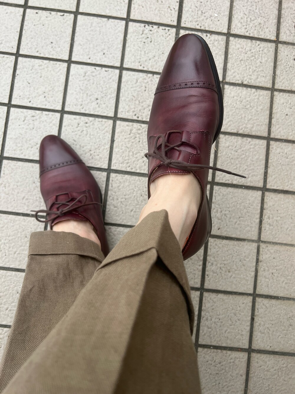 レッド系のシャツ/ブラウス、レッド系のポケットチーフ、ブラウン系のスーツジャケットを着用したメンズの夏コーディネートの3枚目の写真