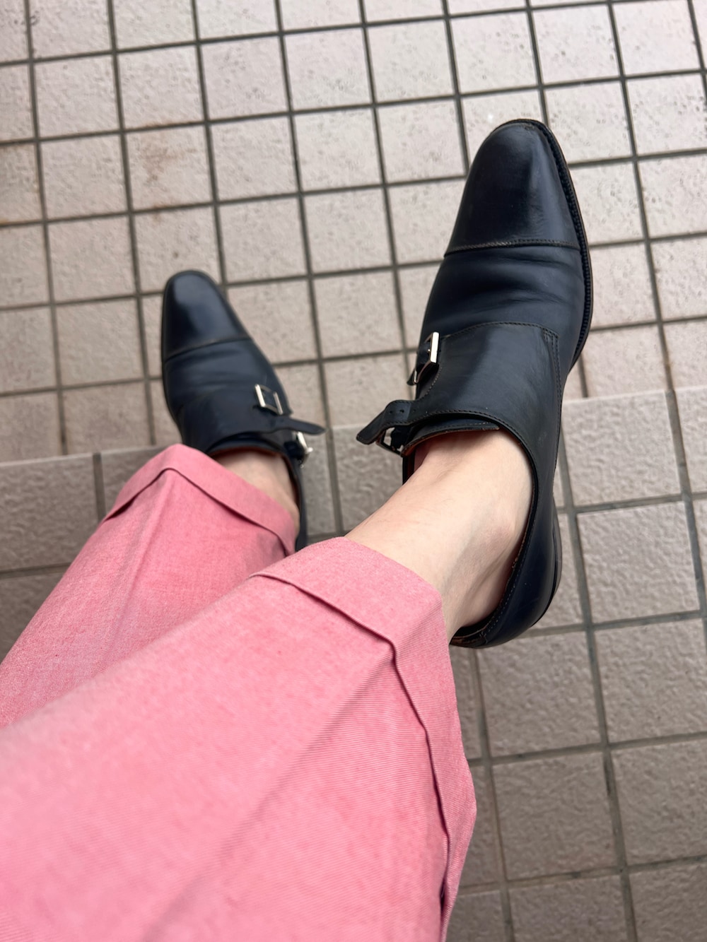 レッド系のシャツ/ブラウス、ブルー系のテーラードジャケット、ピンク系のパンツを着用したメンズの夏コーディネートの2枚目の写真