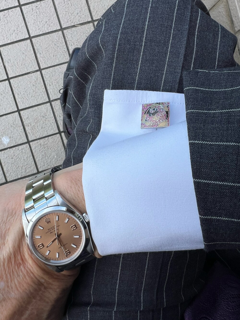 パープル系のネクタイ、パープル系のビジネスシャツ、パープル系のポケットチーフを着用したメンズの夏コーディネートの2枚目の写真