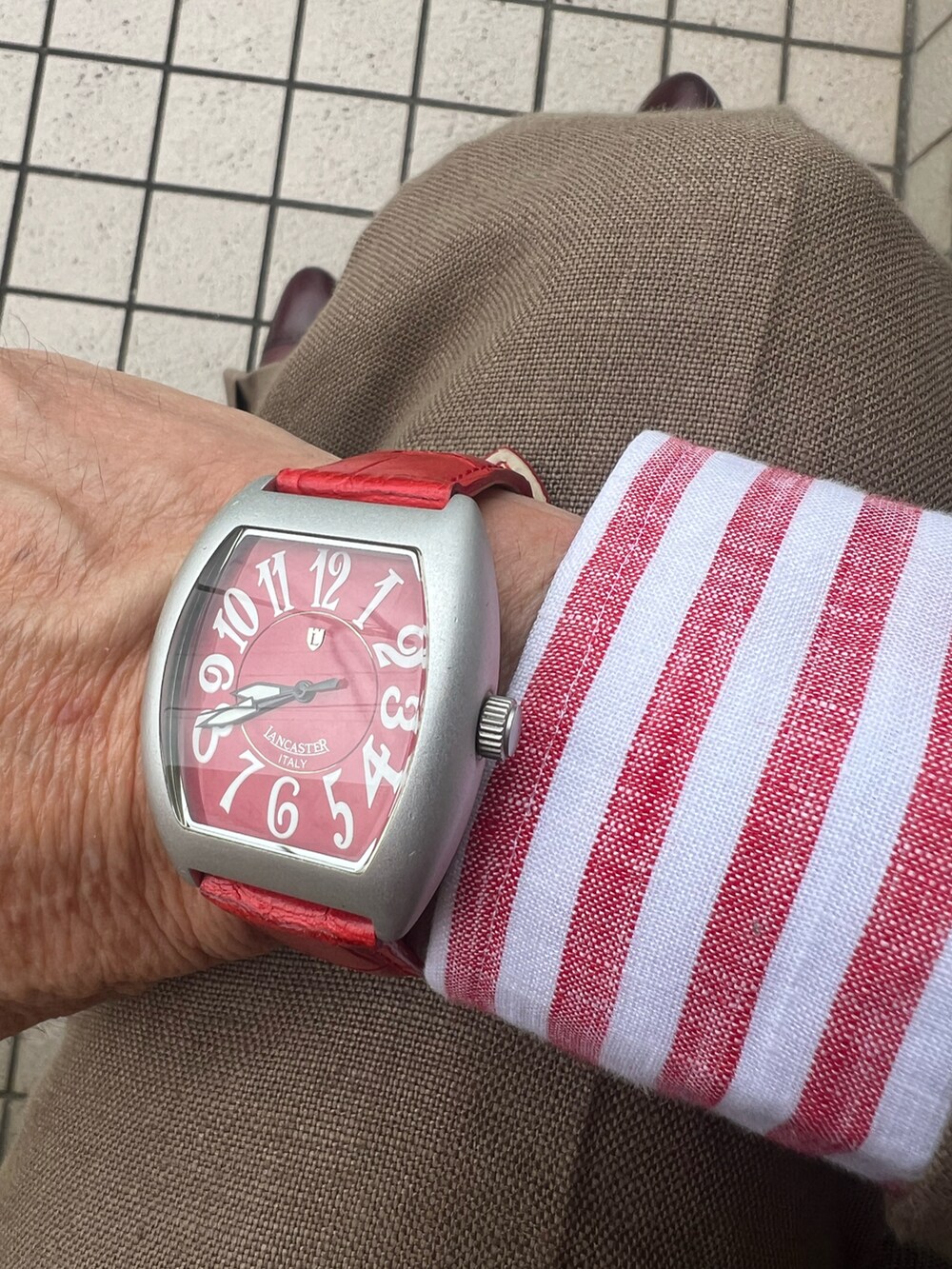 レッド系のシャツ/ブラウス、レッド系のポケットチーフ、ブラウン系のスーツジャケットを着用したメンズの夏コーディネートの2枚目の写真