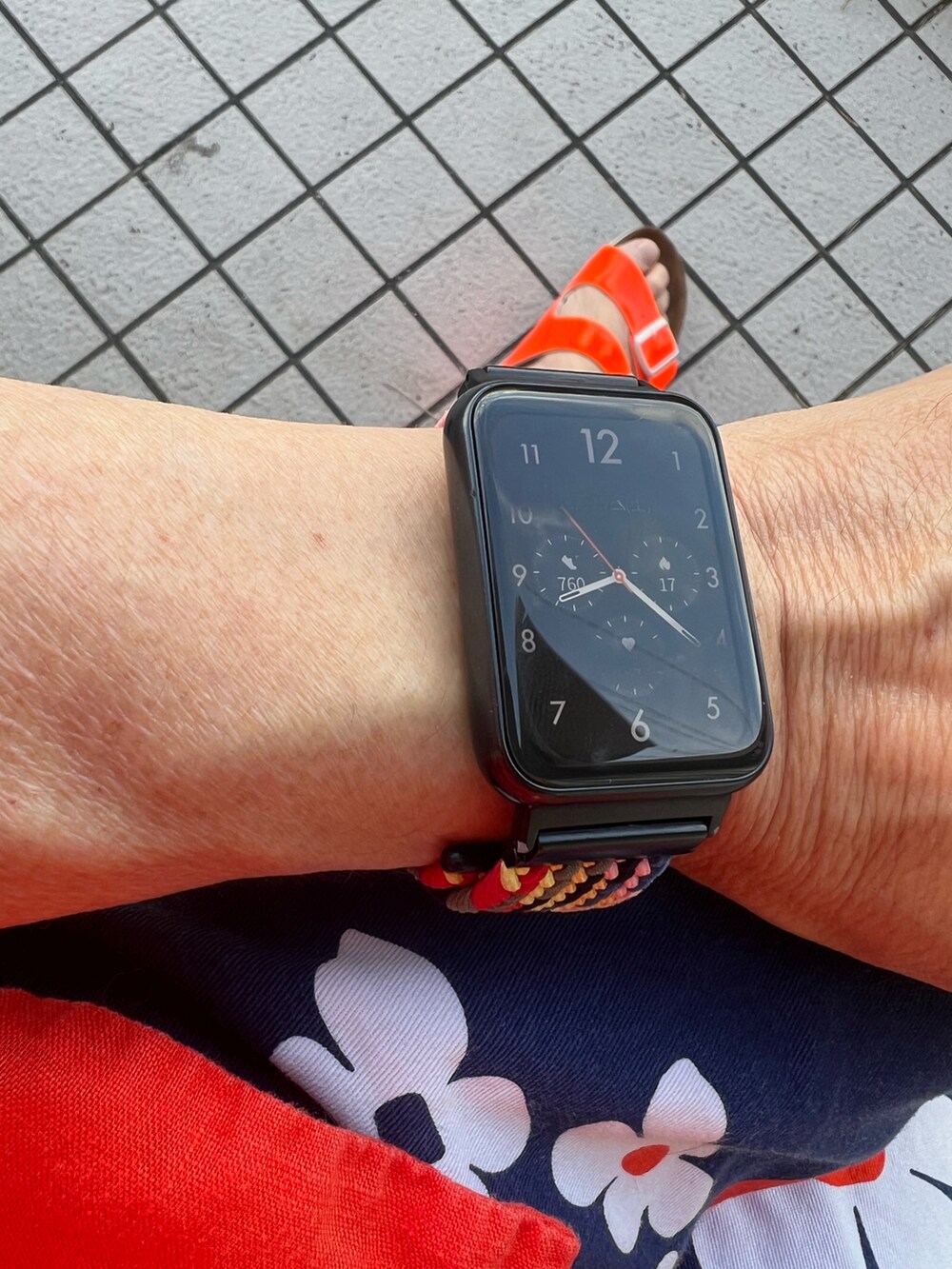 オレンジ系のシャツ/ブラウス、ブルー系のショルダーバッグ、その他のパンツを着用したメンズの夏コーディネートの3枚目の写真