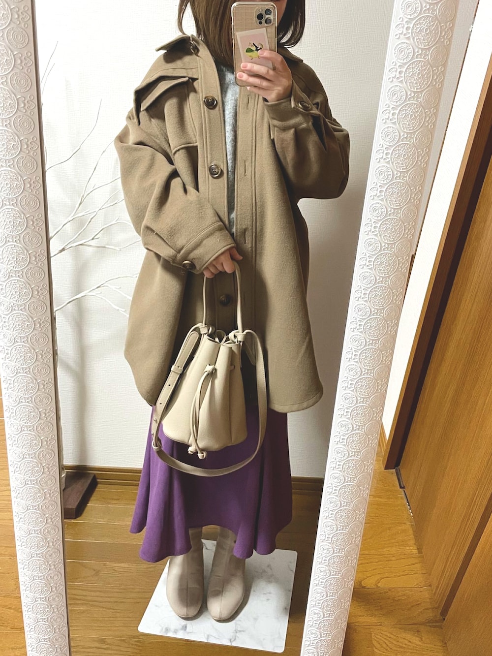 グレー系のニット/セーター、パープル系のワンピース、ホワイト系のブーツを着用したレディースの秋コーディネートの2枚目の写真