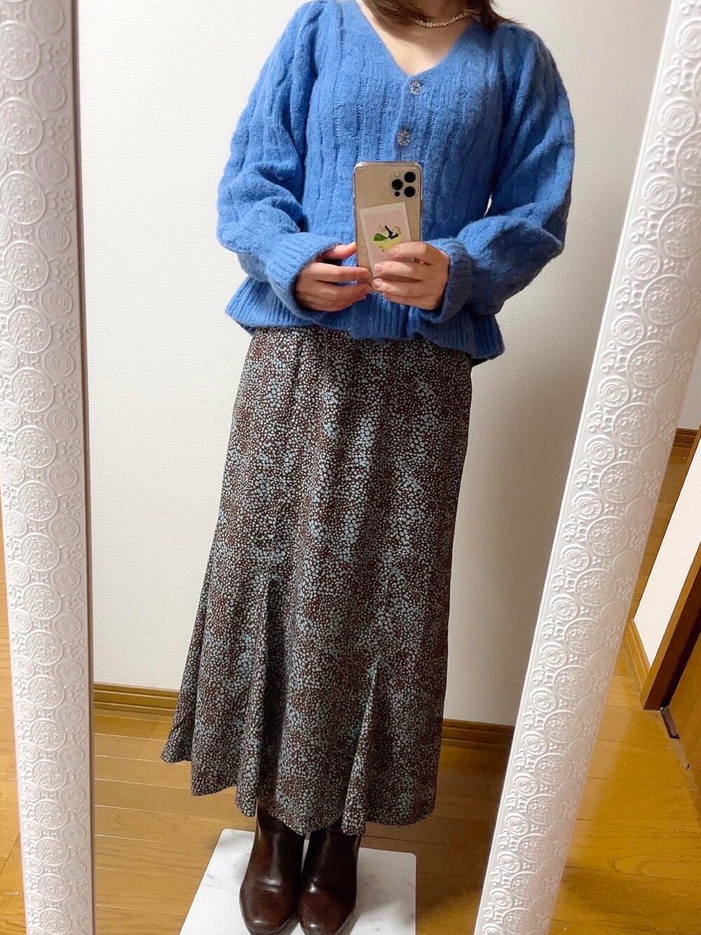 ベージュ系のジャケット/アウター、ブルー系のニット/セーター、その他のスカートを着用したレディースの冬コーディネートの2枚目の写真