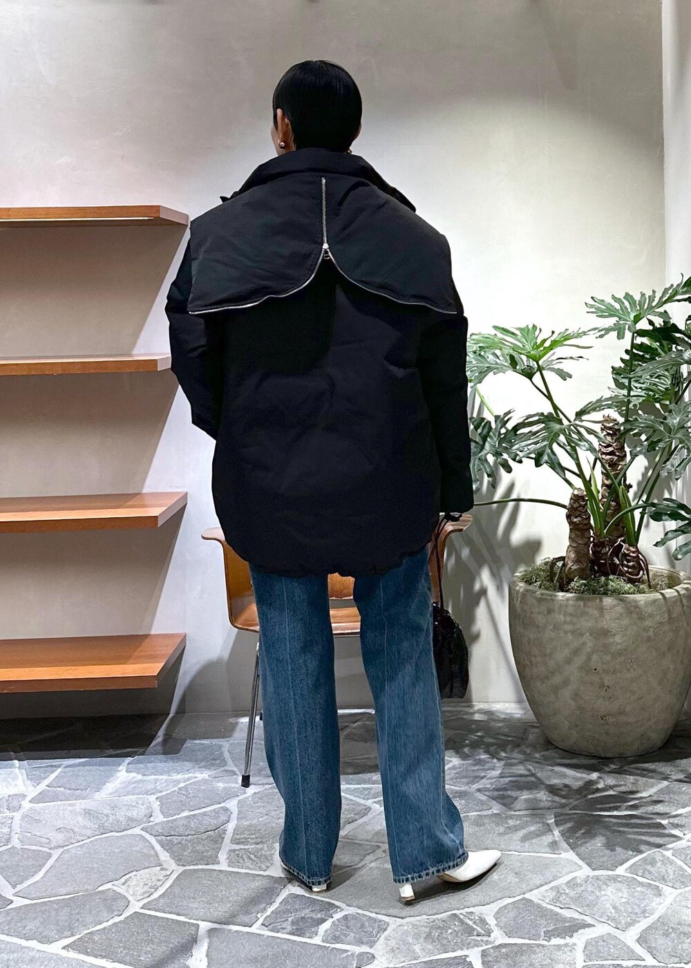 ホワイト系のブーツ、グレー系のカーディガン/ボレロ、ブラック系のダウンジャケット/コートを着用したレディースの冬コーディネートの4枚目の写真