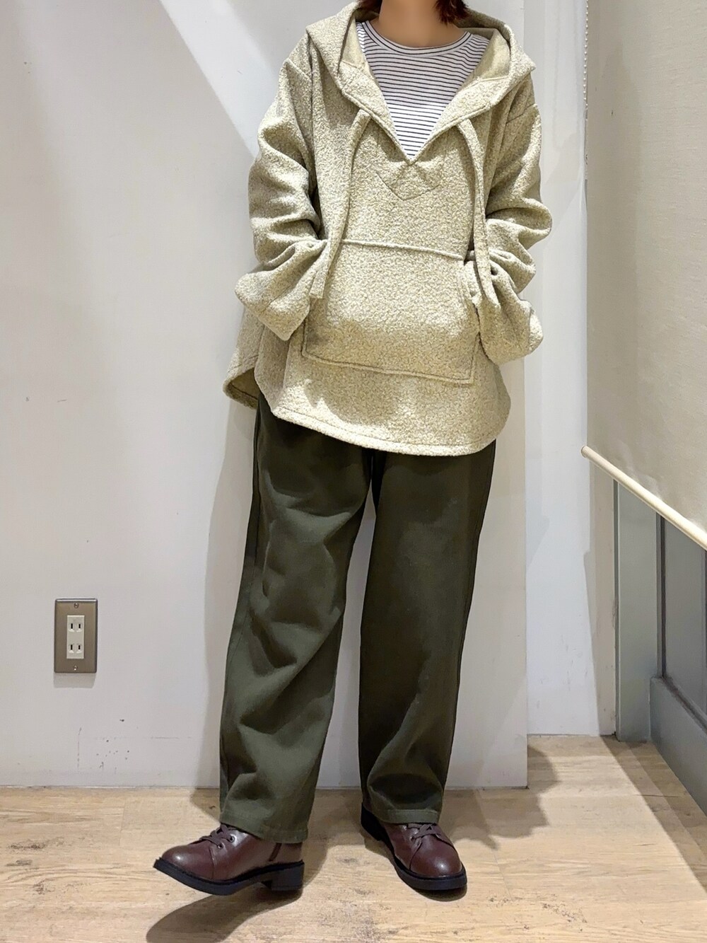 ホワイト系のTシャツ/カットソー、ベージュ系のその他トップス、グリーン系のその他パンツを着用したレディースの秋コーディネートの4枚目の写真