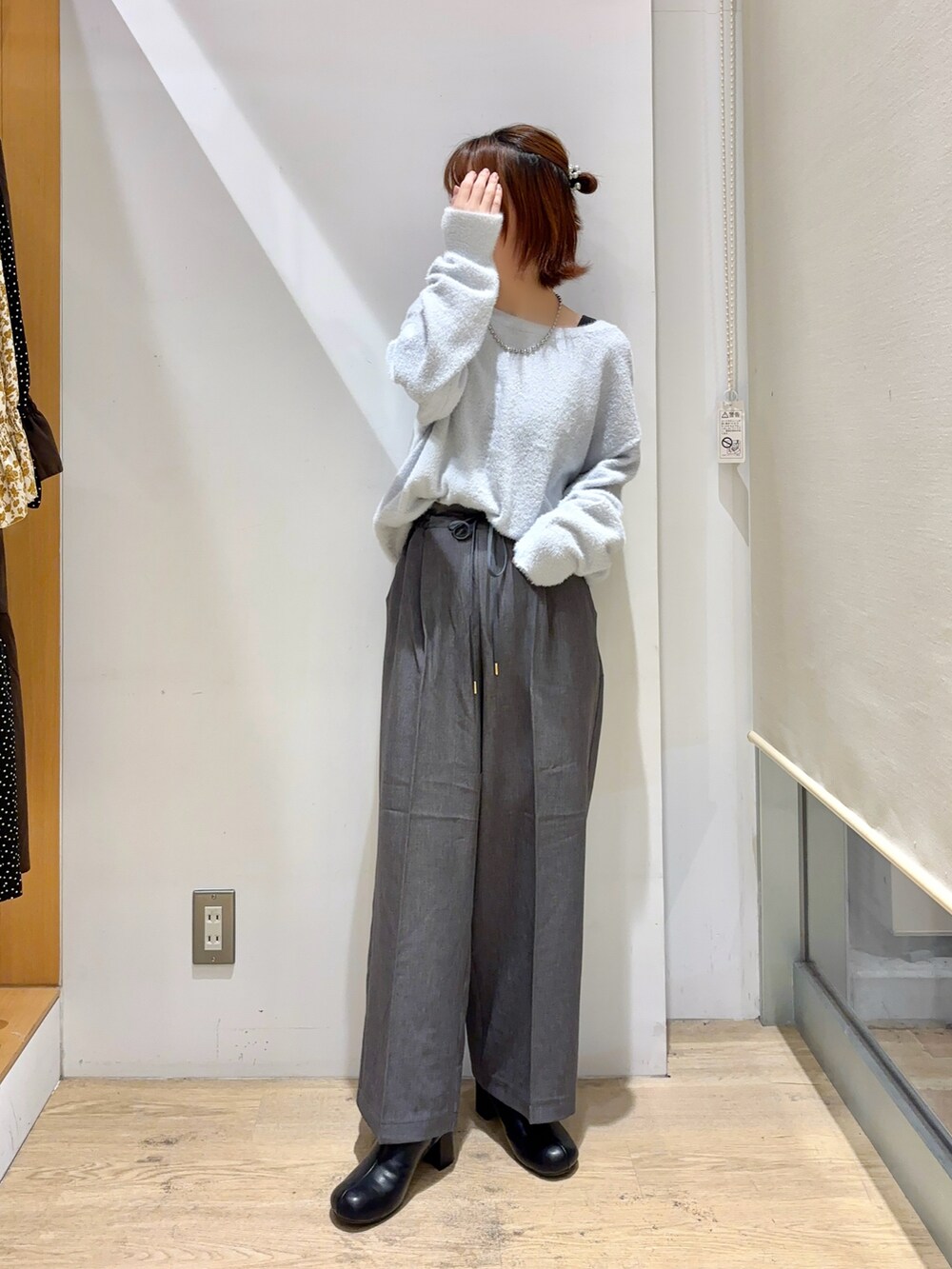 「グレー、シャギーニット、ニット、前後2way、ラメ、ワンカラーコーデ、モノトーン、パール、ブーツ、低身長、イオンモール太田、きれいめカジュアル、秋コーデ、冬コーデ」｜「Te chichi TERRASSEの【イージーケア/ストレッチ】タックストレートパンツ（その他パンツ、グレー系）」を使った、ふじあゆ٩( ᐖ )۶さん（レディース・149cm）の秋コーディネートの2枚目の写真