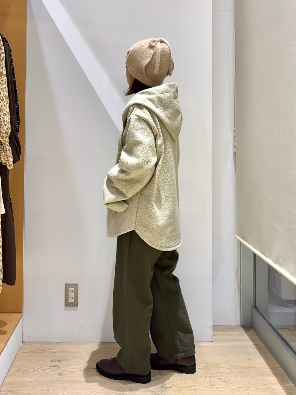 ホワイト系のTシャツ/カットソー、ベージュ系のその他トップス、グリーン系のその他パンツを着用したレディースの秋コーディネートの2枚目の写真