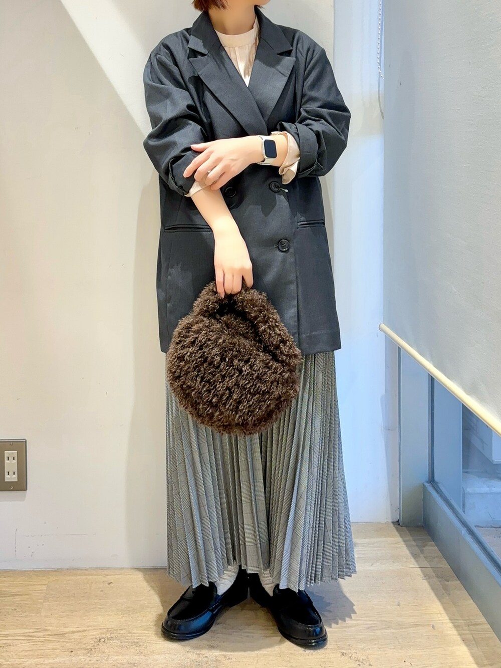 ピンク系のシャツ/ブラウス、グレー系のノーカラージャケット、グレー系のスカートを着用したレディースの秋コーディネートの3枚目の写真