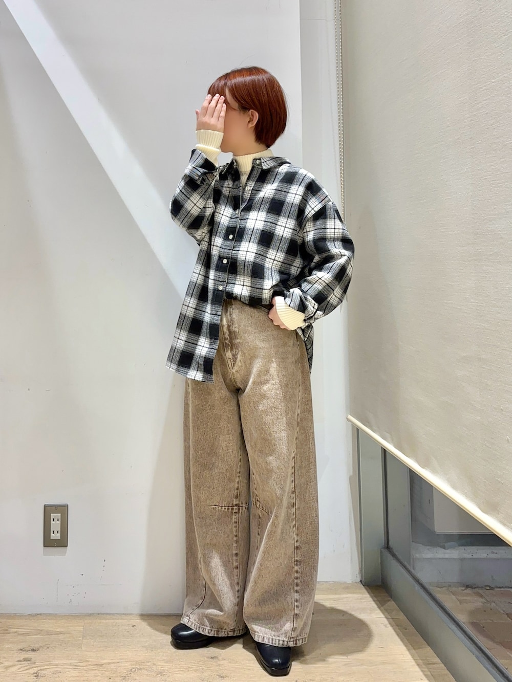 ホワイト系のニット/セーター、ブラック系のシャツ/ブラウス、ベージュ系のその他パンツを着用したレディースの秋コーディネートの2枚目の写真
