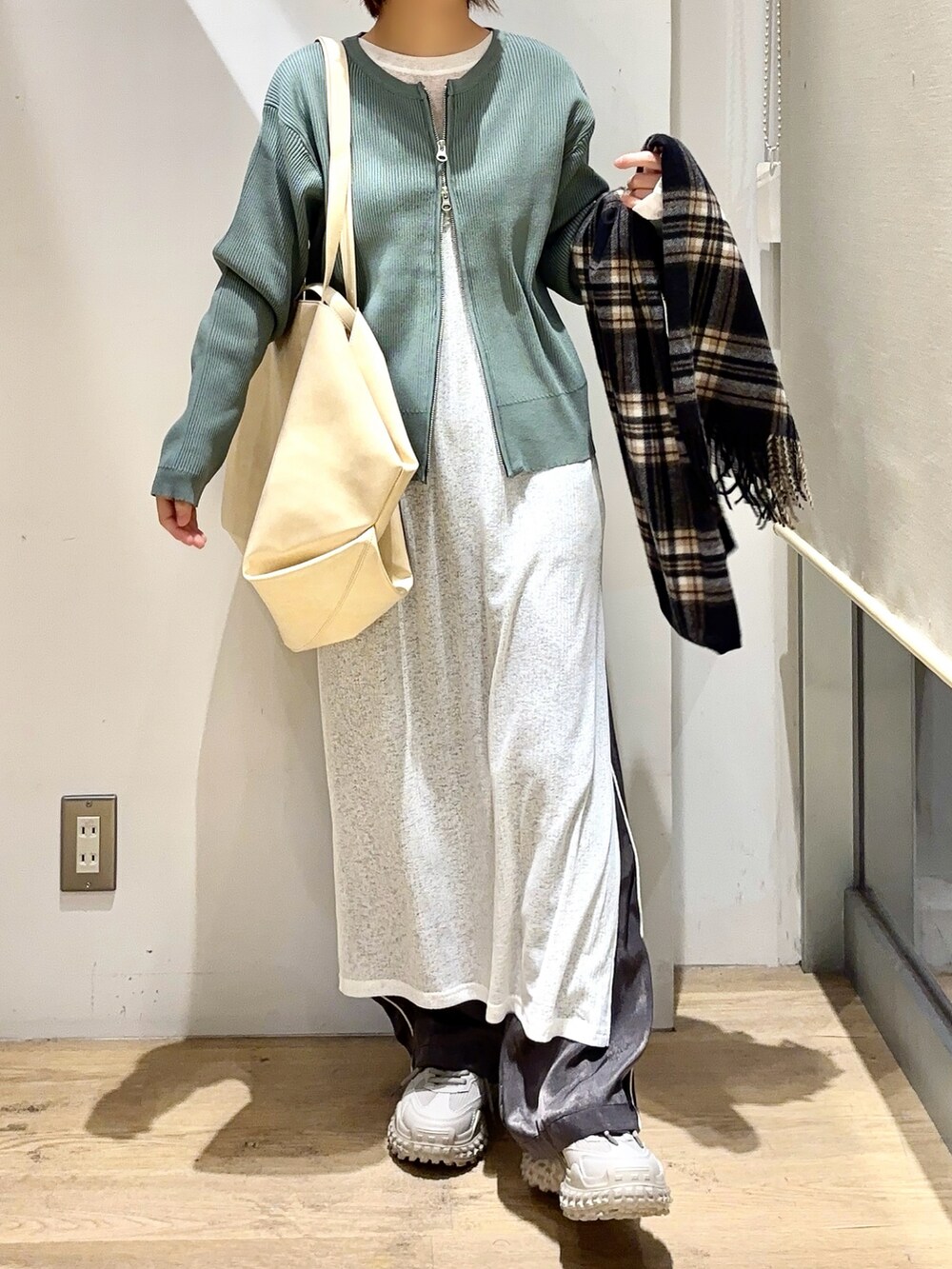 ホワイト系のワンピース、グレー系のスニーカー、グレー系のその他パンツを着用したレディースの秋コーディネートの4枚目の写真