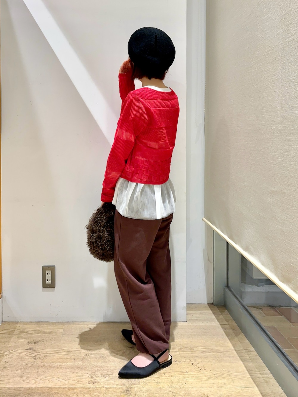 レッド系のカーディガン/ボレロ、ホワイト系のTシャツ/カットソー、ブラック系のパンプスを着用したレディースの秋コーディネートの2枚目の写真