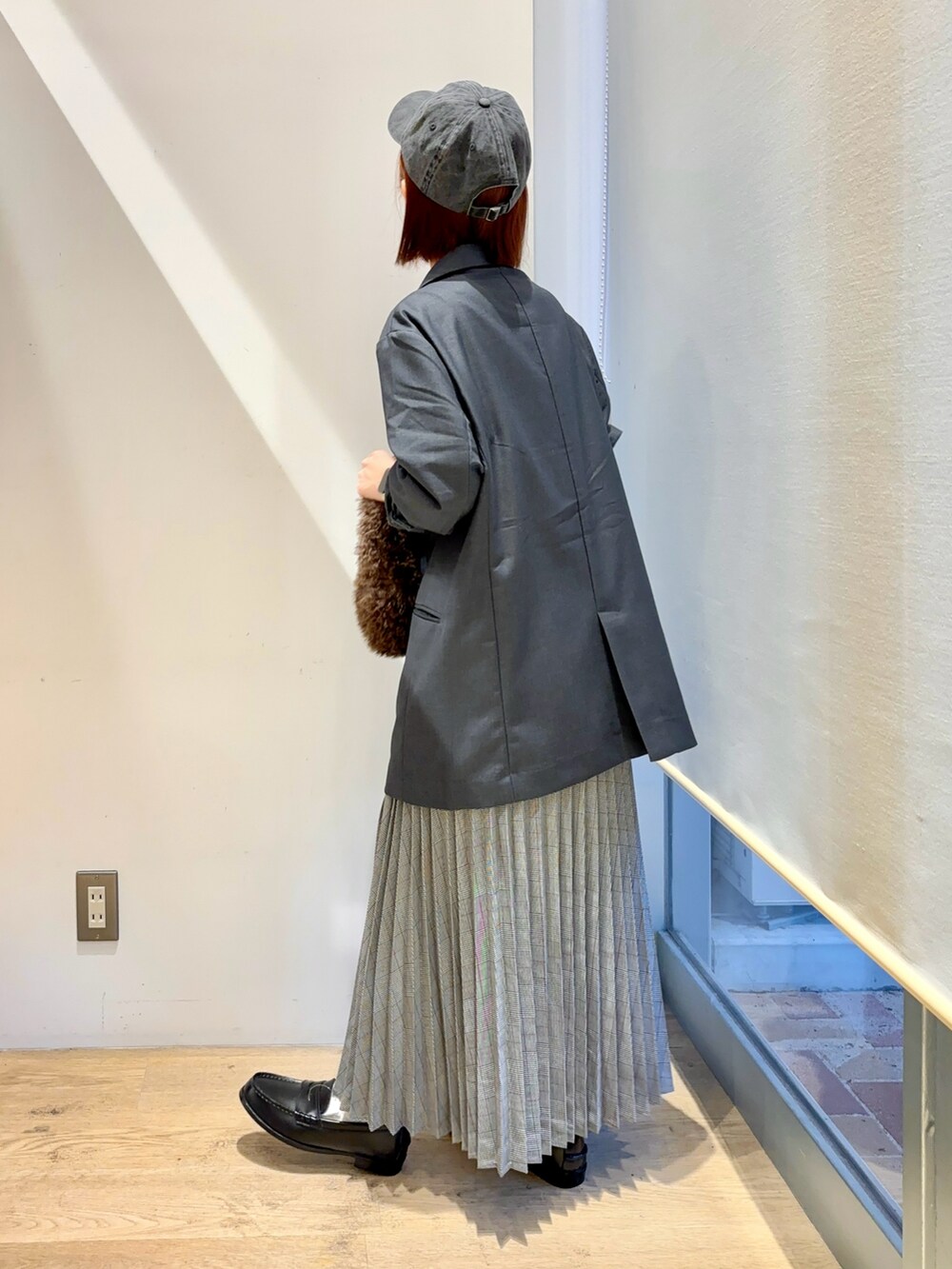 ピンク系のシャツ/ブラウス、グレー系のノーカラージャケット、グレー系のスカートを着用したレディースの秋コーディネートの2枚目の写真