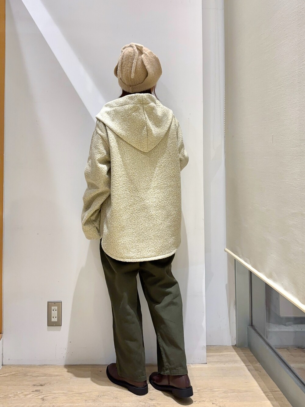 ホワイト系のTシャツ/カットソー、ベージュ系のその他トップス、グリーン系のその他パンツを着用したレディースの秋コーディネートの3枚目の写真