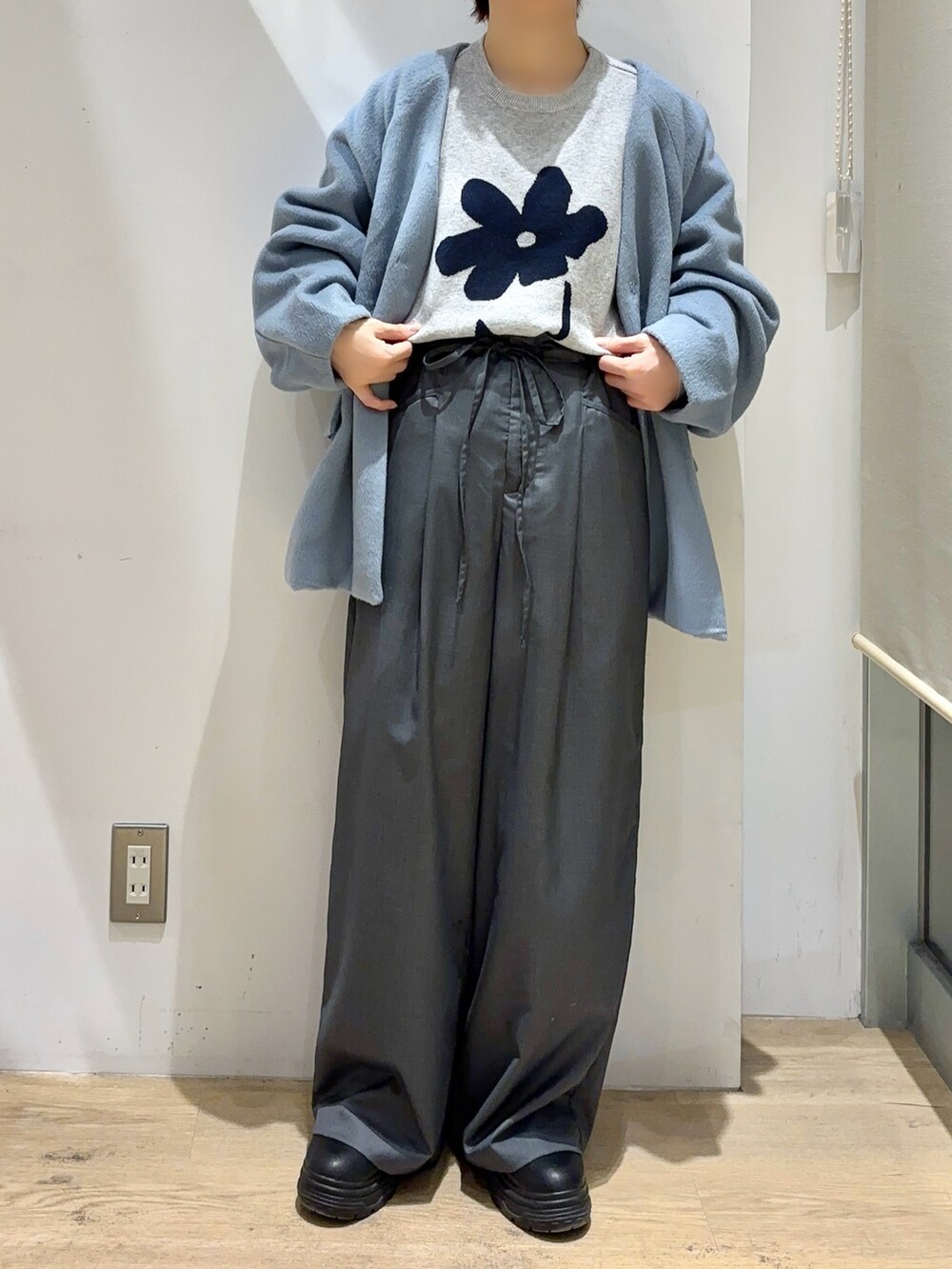 ブルー系のその他アウター、グレー系のニット/セーター、グレー系のその他パンツを着用したレディースの秋コーディネートの4枚目の写真