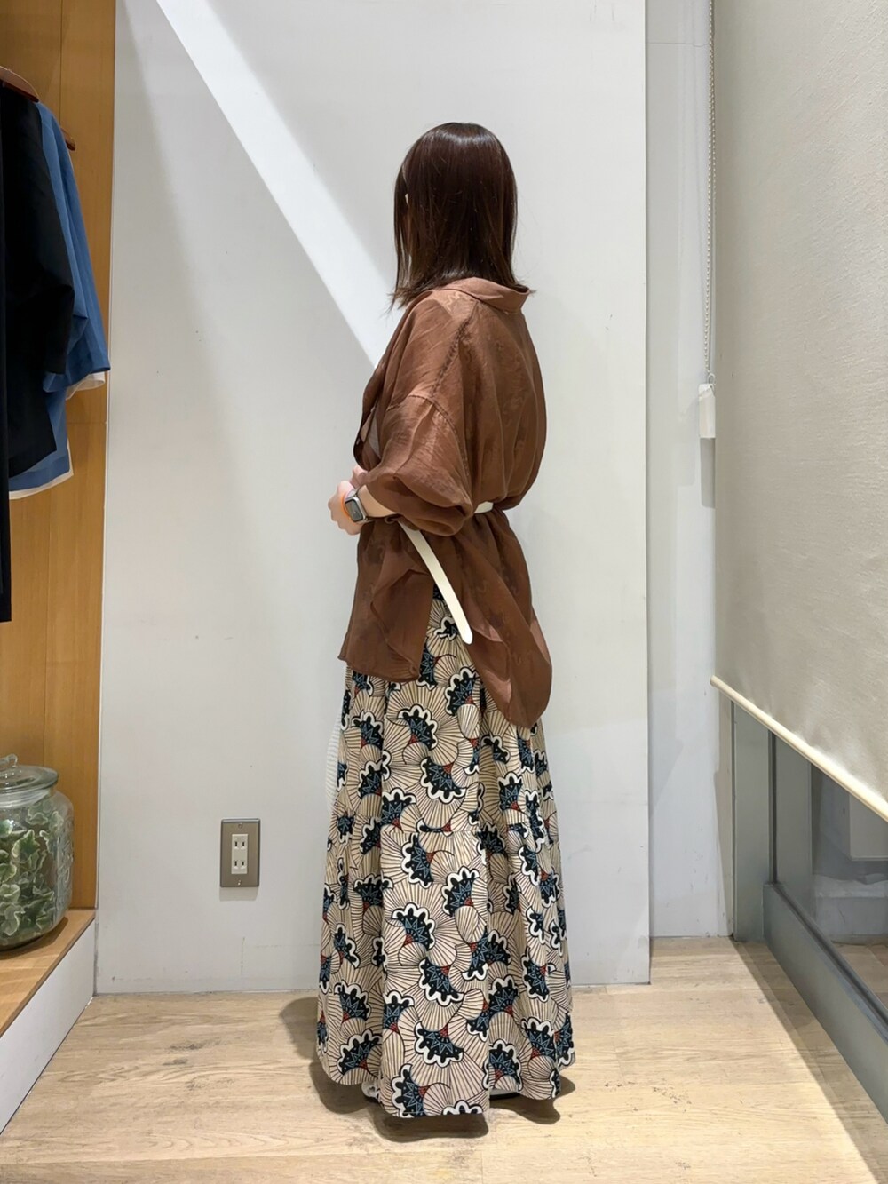 ブラウン系のシャツ/ブラウス、ベージュ系のワンピース、ホワイト系のハンドバッグを着用したレディースの夏コーディネートの2枚目の写真