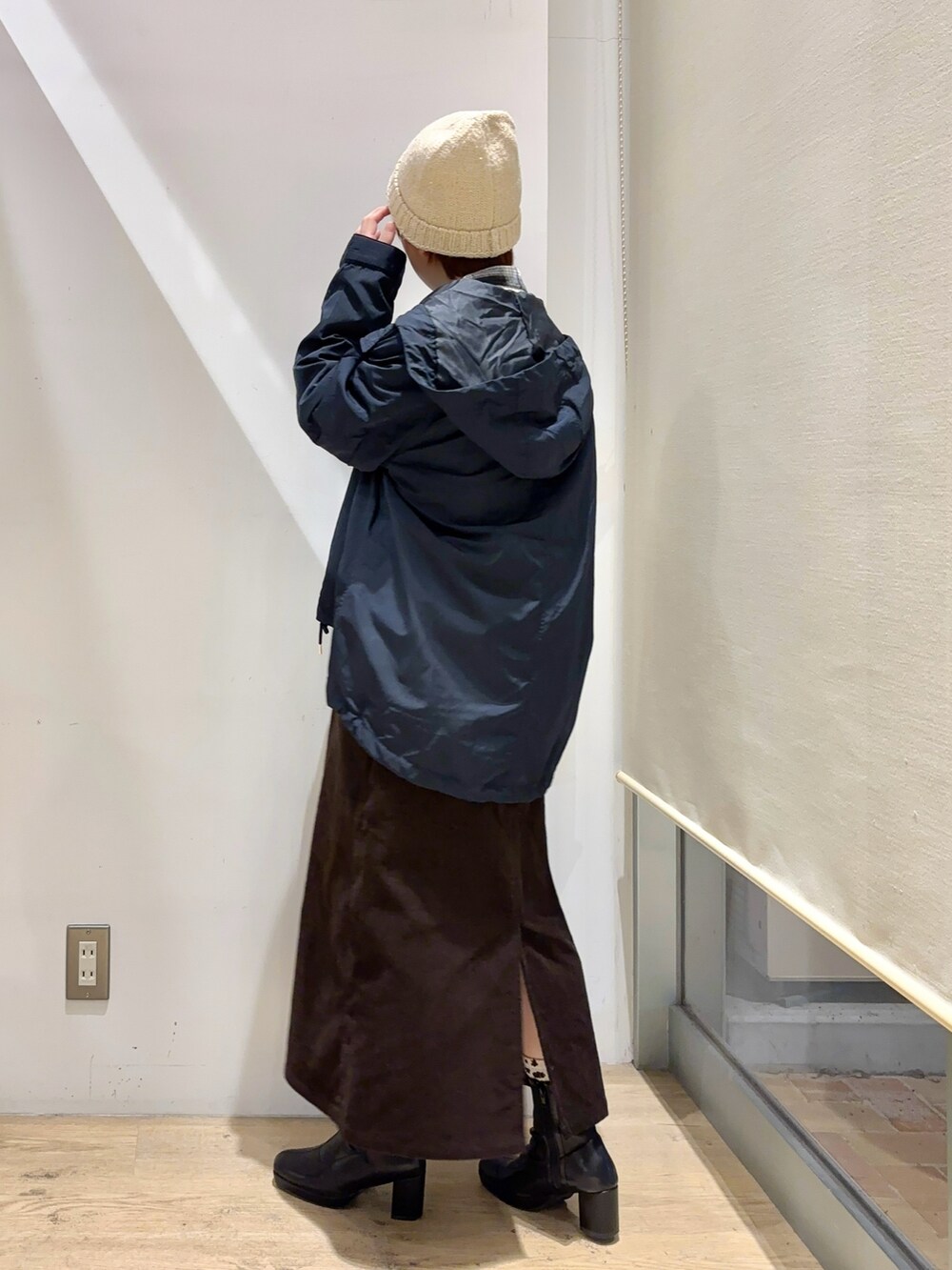 ブラック系のシャツ/ブラウス、ホワイト系のニット/セーター、ブラウン系のスカートを着用したレディースの秋コーディネートの4枚目の写真