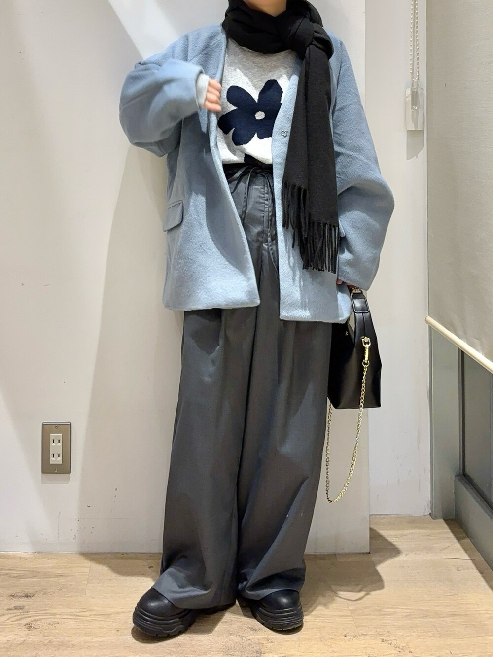 ブルー系のその他アウター、グレー系のニット/セーター、グレー系のその他パンツを着用したレディースの秋コーディネートの3枚目の写真