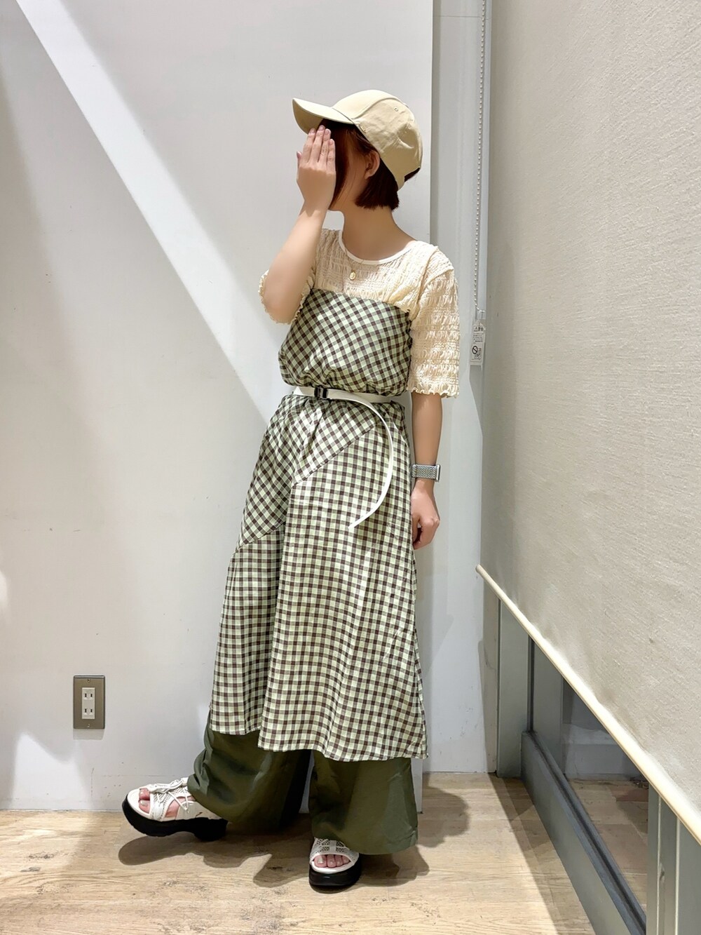 グリーン系のスカート、グリーン系のその他パンツ、ホワイト系のTシャツ/カットソーを着用したレディースの秋コーディネートの2枚目の写真