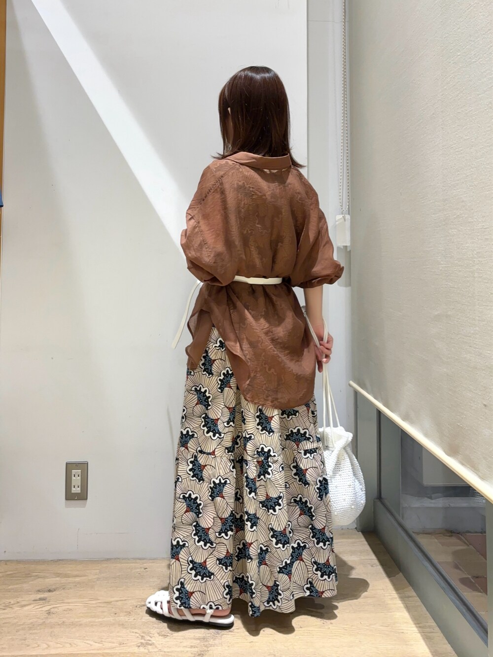 ブラウン系のシャツ/ブラウス、ベージュ系のワンピース、ホワイト系のハンドバッグを着用したレディースの夏コーディネートの3枚目の写真