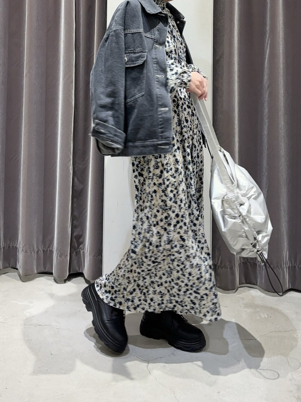「花柄、ワンピース、低身長、ルノンキュール、Lugnoncure、シルバー、メタリック、デニム、Gジャン、厚底シューズ、ワントーンコーデ、カジュアル、春コーデ、初夏コーデ」｜「Lugnoncureの小花柄プリーツワンピース（ワンピース、ホワイト系）」を使った、ふじあゆ٩( ᐖ )۶さん（レディース・149cm）の春コーディネートの2枚目の写真