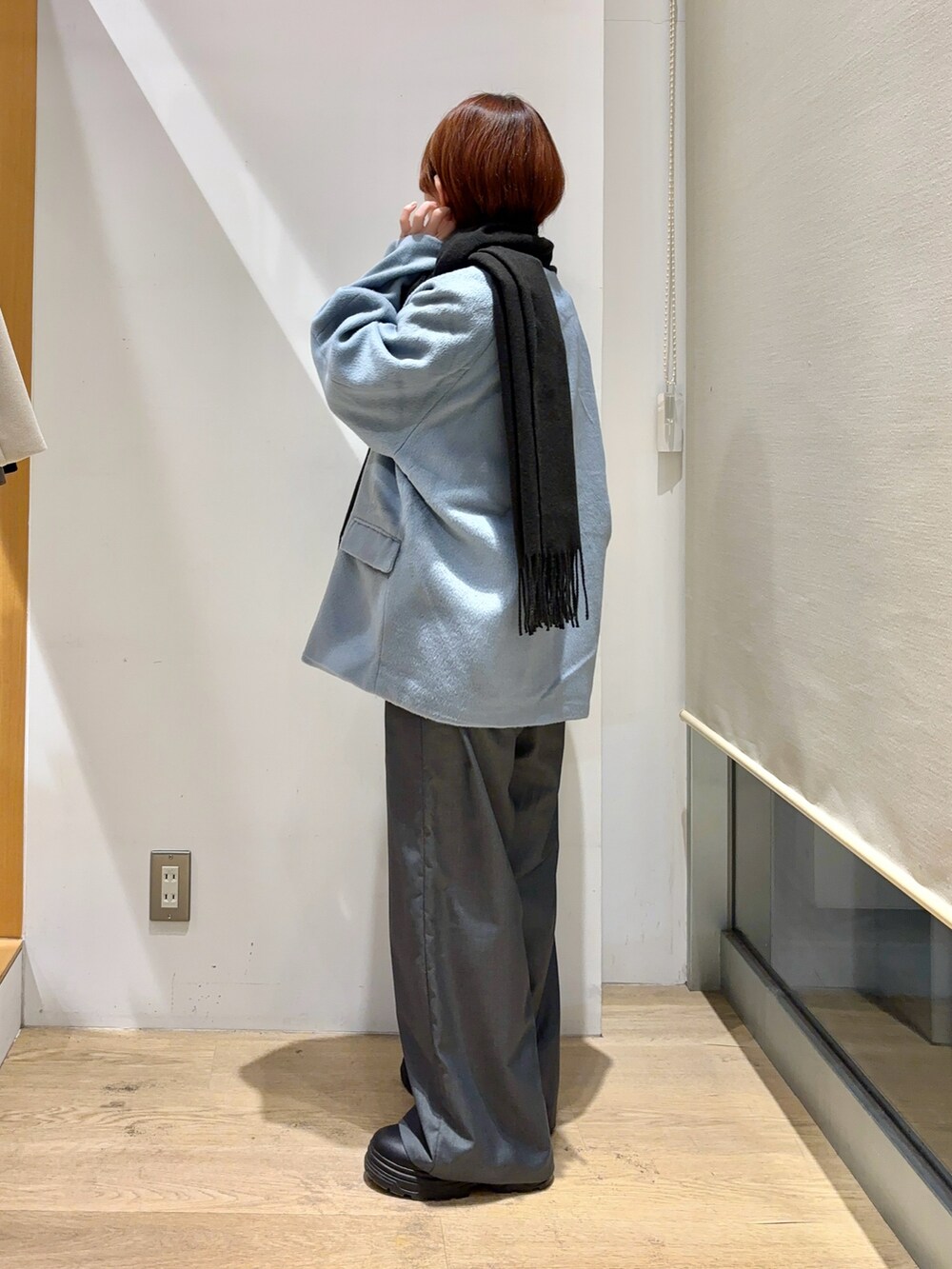 ブルー系のその他アウター、グレー系のニット/セーター、グレー系のその他パンツを着用したレディースの秋コーディネートの2枚目の写真