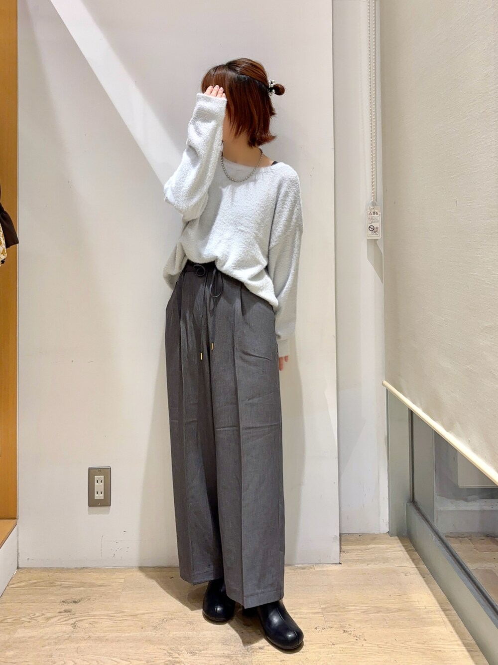 「グレー、シャギーニット、ニット、前後2way、ラメ、ワンカラーコーデ、モノトーン、パール、ブーツ、低身長、イオンモール太田、きれいめカジュアル、秋コーデ、冬コーデ」｜「Te chichi TERRASSEの【イージーケア/ストレッチ】タックストレートパンツ（その他パンツ、グレー系）」を使った、ふじあゆ٩( ᐖ )۶さん（レディース・149cm）の秋コーディネートの3枚目の写真