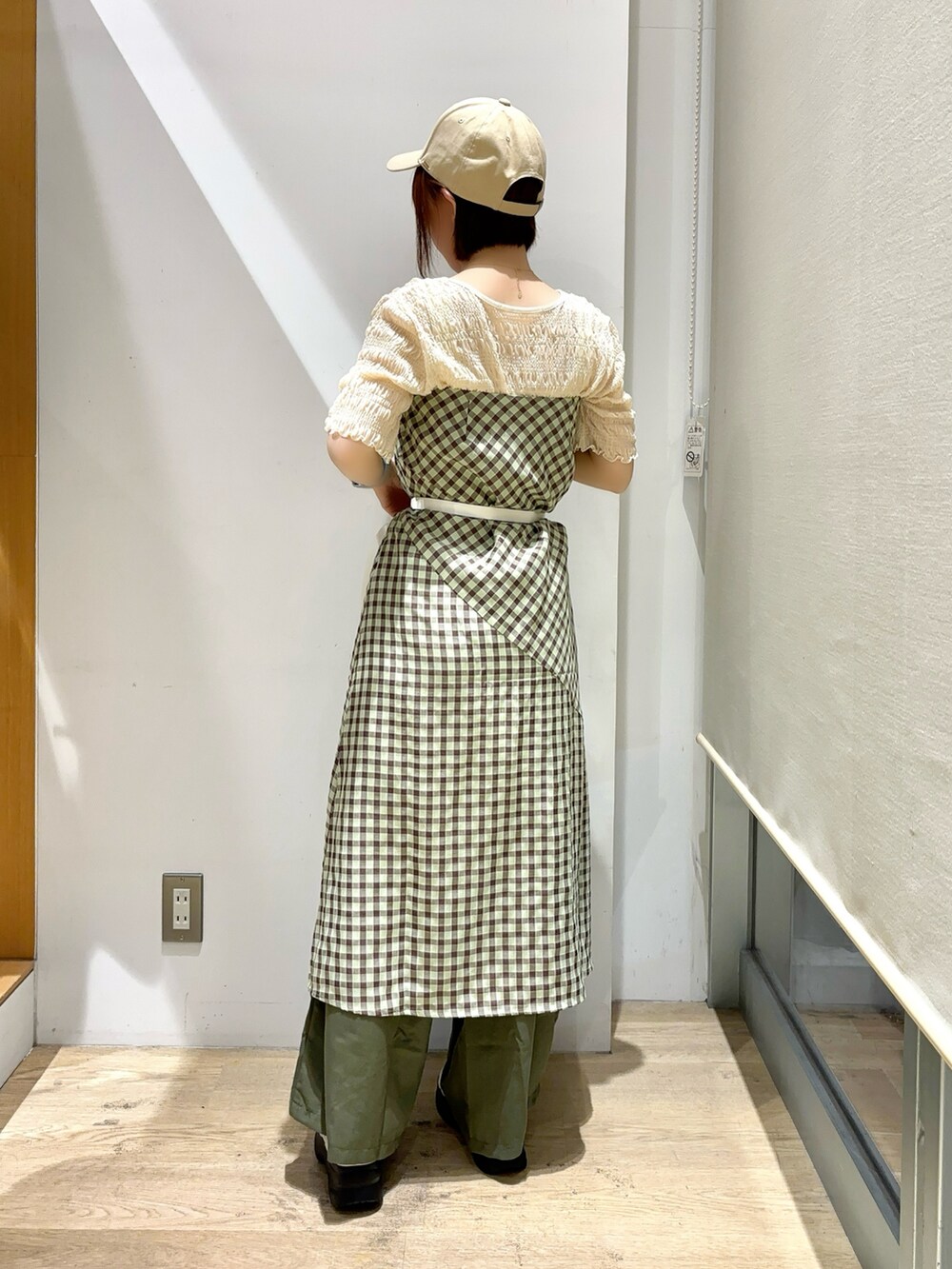 グリーン系のスカート、グリーン系のその他パンツ、ホワイト系のTシャツ/カットソーを着用したレディースの秋コーディネートの3枚目の写真