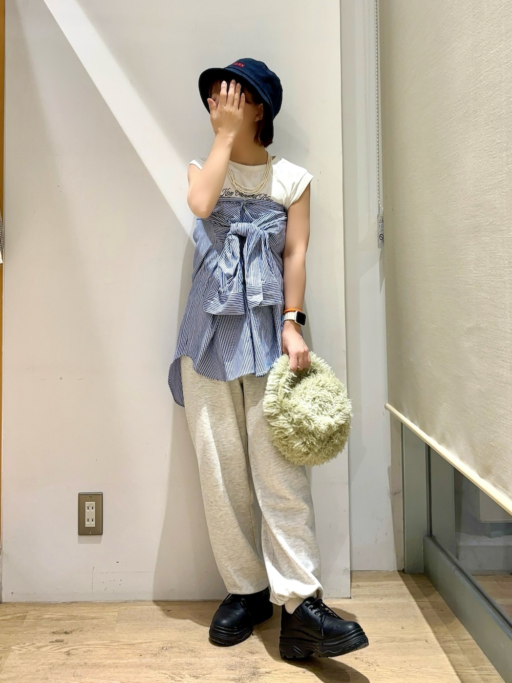 「シャツアレンジ、フレンチスリーブ、スウェットパンツ、ファーバッグ、ジョガーパンツ、杢グレー、バケットハット、カットソー、ストライプ、低身長、イオンモール太田、カジュアル」｜「Lugnoncureのカレッジロゴ刺繍バケットハット（ハット、ブルー系）」を使った、ふじあゆ٩( ᐖ )۶さん（レディース・149cm）の秋コーディネートの2枚目の写真