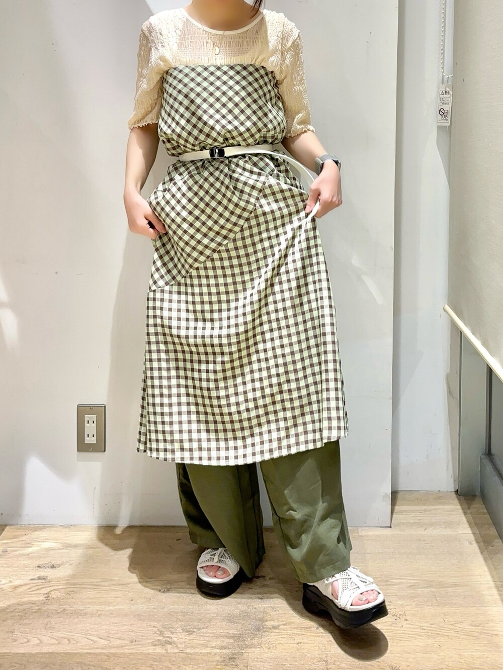 グリーン系のスカート、グリーン系のその他パンツ、ホワイト系のTシャツ/カットソーを着用したレディースの秋コーディネートの4枚目の写真