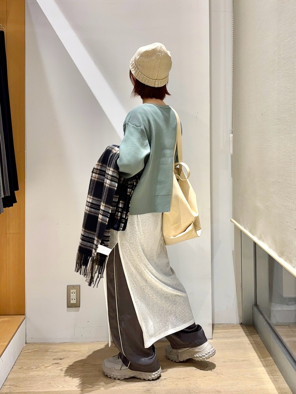 ホワイト系のワンピース、グレー系のスニーカー、グレー系のその他パンツを着用したレディースの秋コーディネートの2枚目の写真
