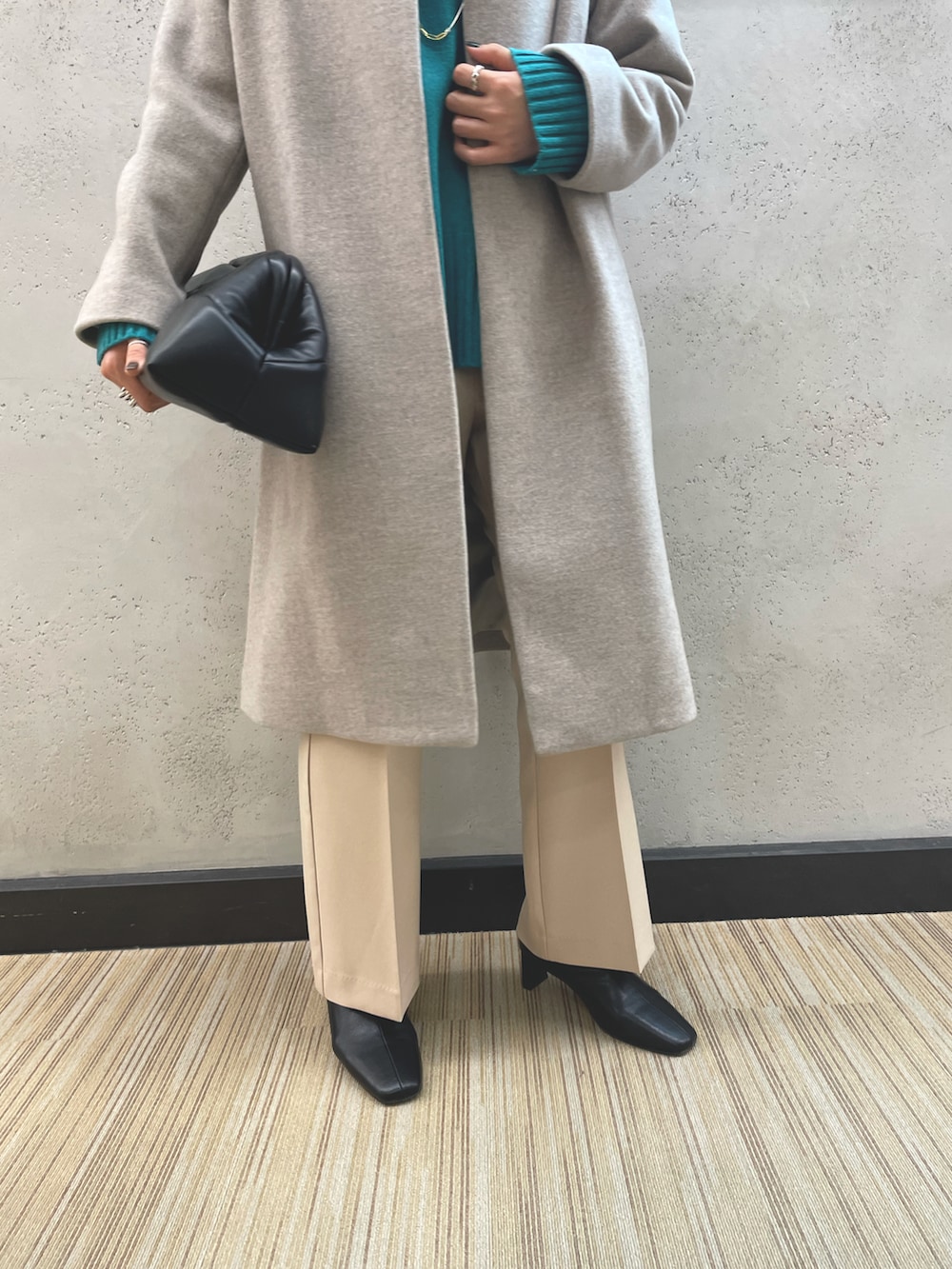 「きれいめカジュアル、クリスマスに着たい服、大人カジュアル、ブルー、ショートブーツ、カラーニット、ウールコート、セミフレアパンツ、add culumn、パンツコーデ」｜「URBAN RESEARCHのクルーネックチュニックニット（ニット/セーター、グリーン系）」を使った、CHIAKI SUZUKIさん（レディース・161cm）の冬コーディネートの3枚目の写真