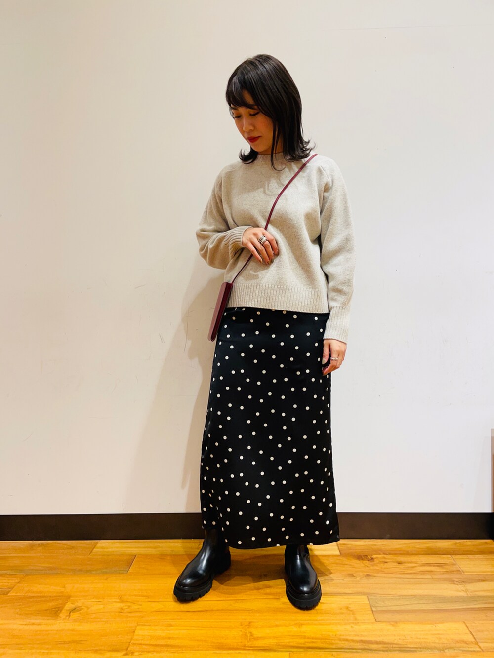 「大人カジュアル、休日スタイル、フェミニン、サイドゴアブーツ、ドット、おしゃれさんと繋がりたい、きれいめカジュアル、スカート、ヴィンテージ、大人ガーリー」｜「URBAN RESEARCHのライトメルトン衿ボリュームコート（その他アウター、ベージュ系）」を使った、CHIAKI SUZUKIさん（レディース・161cm）の秋コーディネートの2枚目の写真