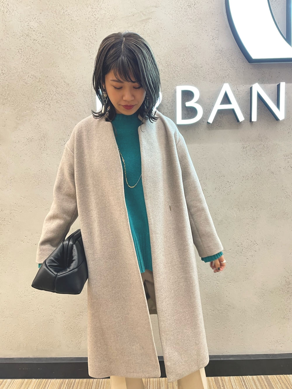 「きれいめカジュアル、クリスマスに着たい服、大人カジュアル、ブルー、ショートブーツ、カラーニット、ウールコート、セミフレアパンツ、add culumn、パンツコーデ」｜「URBAN RESEARCHのクルーネックチュニックニット（ニット/セーター、グリーン系）」を使った、CHIAKI SUZUKIさん（レディース・161cm）の冬コーディネートの2枚目の写真
