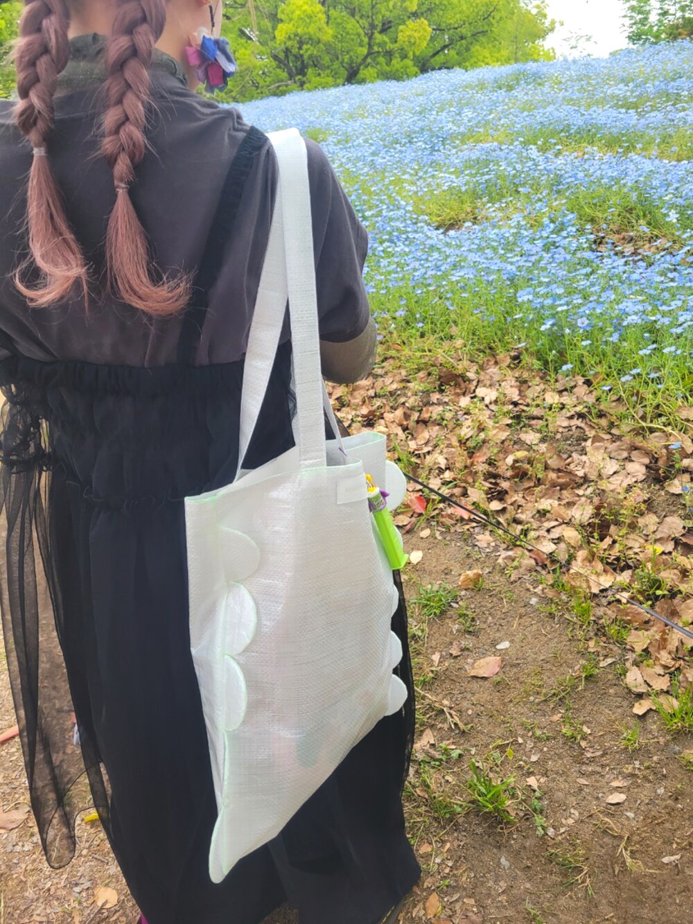 ブラック系のワンピース、ブラック系のTシャツ/カットソー、グリーン系のTシャツ/カットソーを着用したレディースの春コーディネートの2枚目の写真