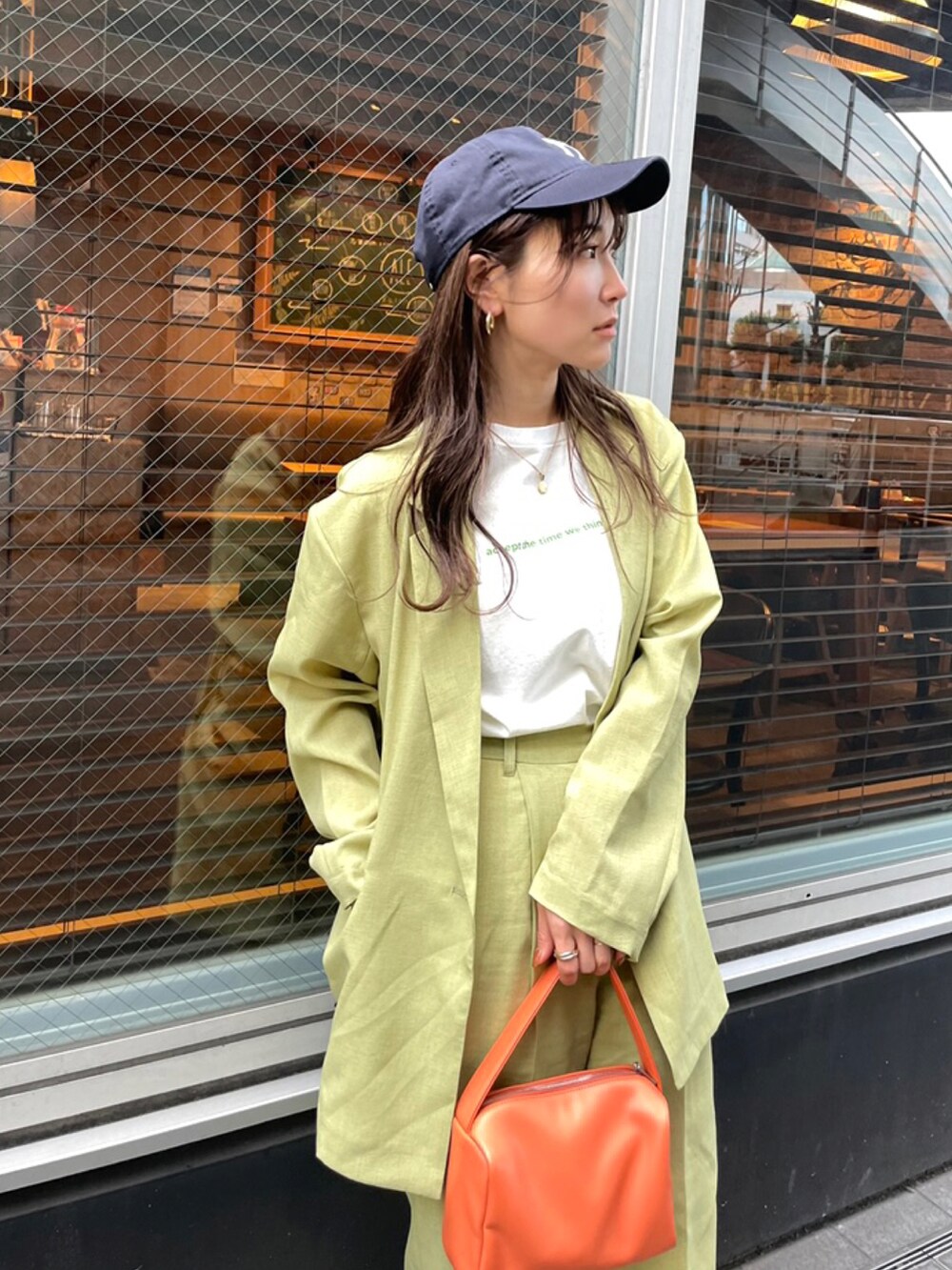 「セットアップ、カラーパンツ、カラーコーデ、ジャケット、ジャケットスタイル、ジャケットコーデ、大人カジュアル、30代、ママコーデ、Ungrid」｜「Ungridの【WEB限定】テーラードジャケットセットアップ（セットアップ、グリーン系）」を使った、長谷千沙さん（レディース・159cm）の冬コーディネートの4枚目の写真