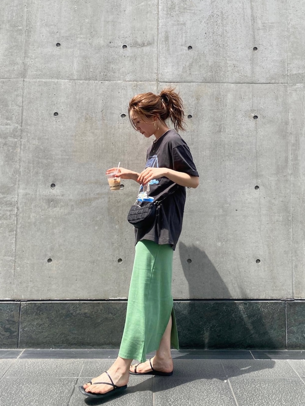 「ロックT、ロックコーデ、レイヤードスタイル、レイヤード、Tシャツコーデ、ロゴT、タイトワンピース、ワンピース、ワンピーススタイル、ワンピースコーデ、スリットワンピース、夏コーデ、シンプルコーデ、古着MIX、Ungrid」｜「UngridのQUEENロゴTee（Tシャツ/カットソー、グレー系）」を使った、長谷千沙さん（レディース・159cm）の春コーディネートの4枚目の写真