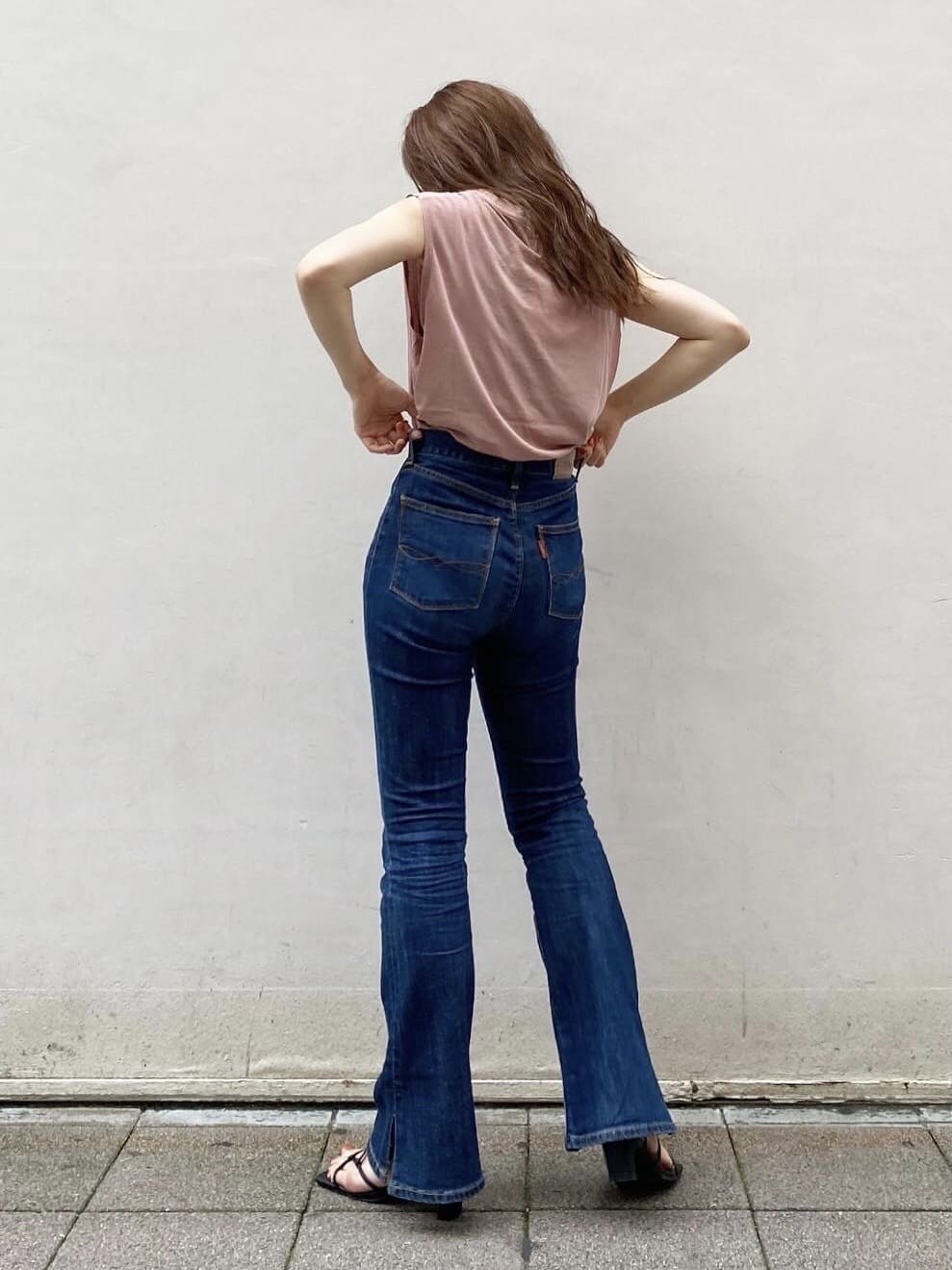 「Ungridのストレッチフレアデニム（デニムパンツ、ブルー系）」を使った、長谷千沙さん（レディース・159cm）の夏コーディネートの2枚目の写真