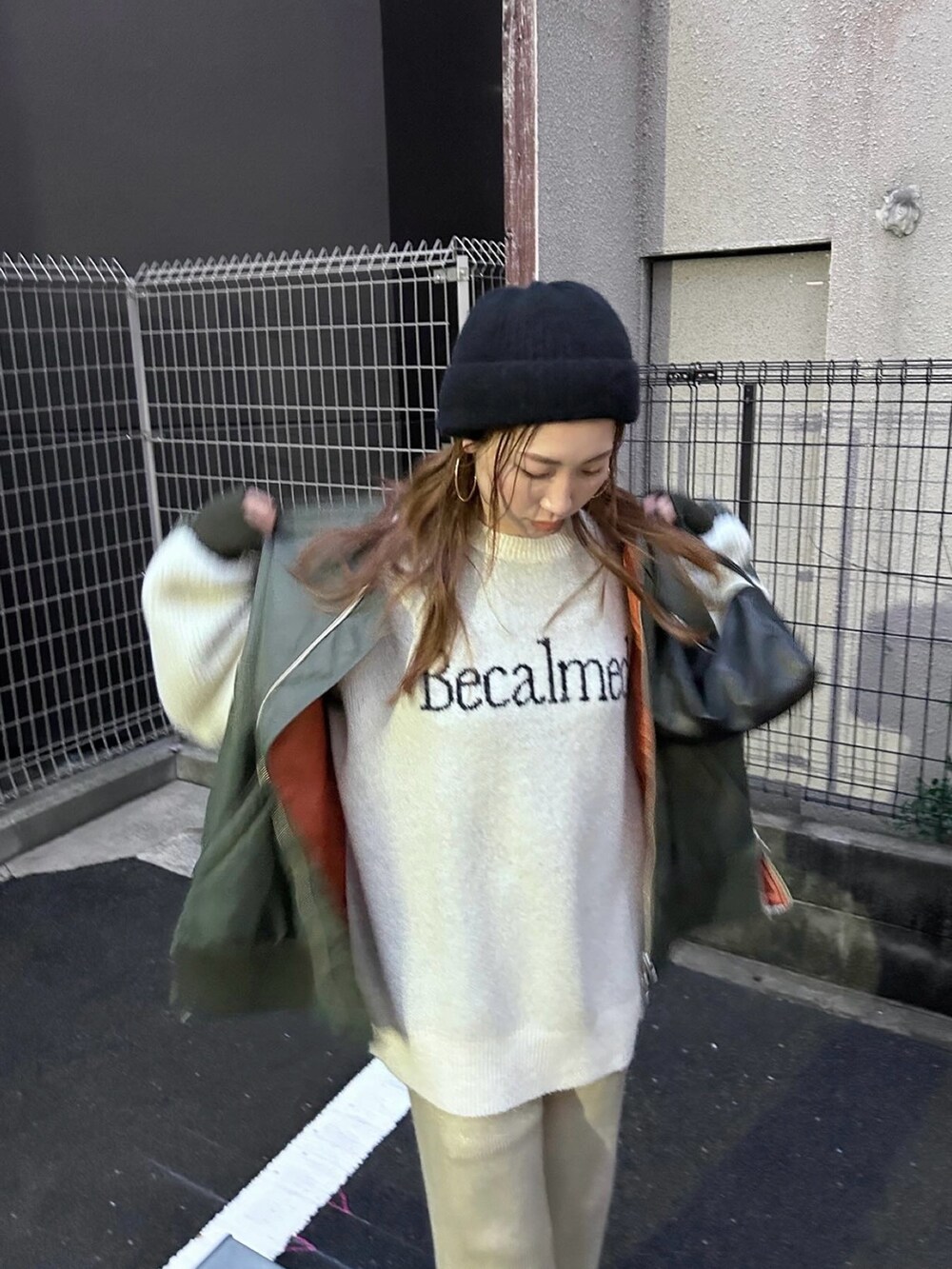 「MA-1、ボアジャケット、ボアブルゾン、ニット、ニット帽、ニット帽コーデ、ニットコーデ、ニットパンツ、スニーカー、スニーカーコーデ、アディダス、samba、冬ファッション、楽チンコーデ、Ungrid」｜「Ungridの【WEB限定】ロゴルーズニット（ニット/セーター、ホワイト系）」を使った、長谷千沙さん（レディース・159cm）の冬コーディネートの2枚目の写真