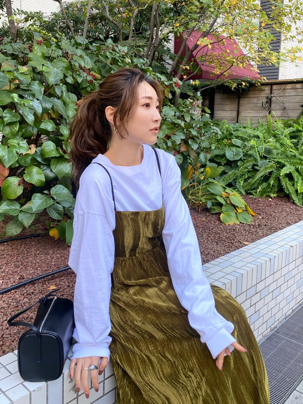「ワンピース、ワンピース×スニーカー、ワンピーススタイル、ワンピースコーデ、ベロア、ベロアスカート、ベロアワンピース、ロンT、レイヤードスタイル、レイヤード、スニーカー、スニーカーコーデ、ニユーバランス、Ungrid」｜「Ungridの【Cl】フェイクレザースクエアバック（ハンドバッグ、ブラック系）」を使った、長谷千沙さん（レディース・159cm）の秋コーディネートの2枚目の写真