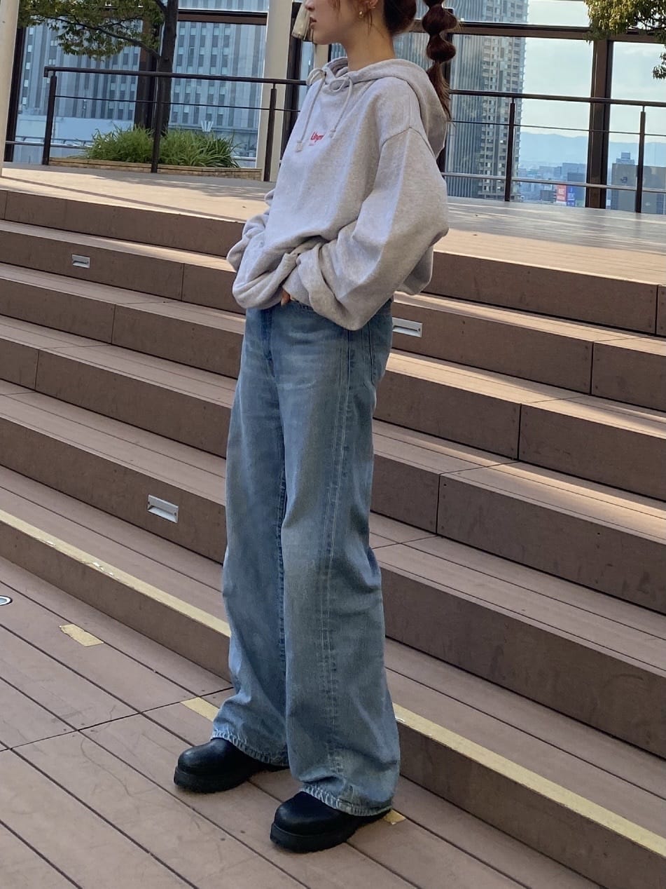 「Ungridのミドル丈サイドゴアブーツ（ブーツ、ブラック系）」を使った、長谷千沙さん（レディース・159cm）の夏コーディネートの4枚目の写真