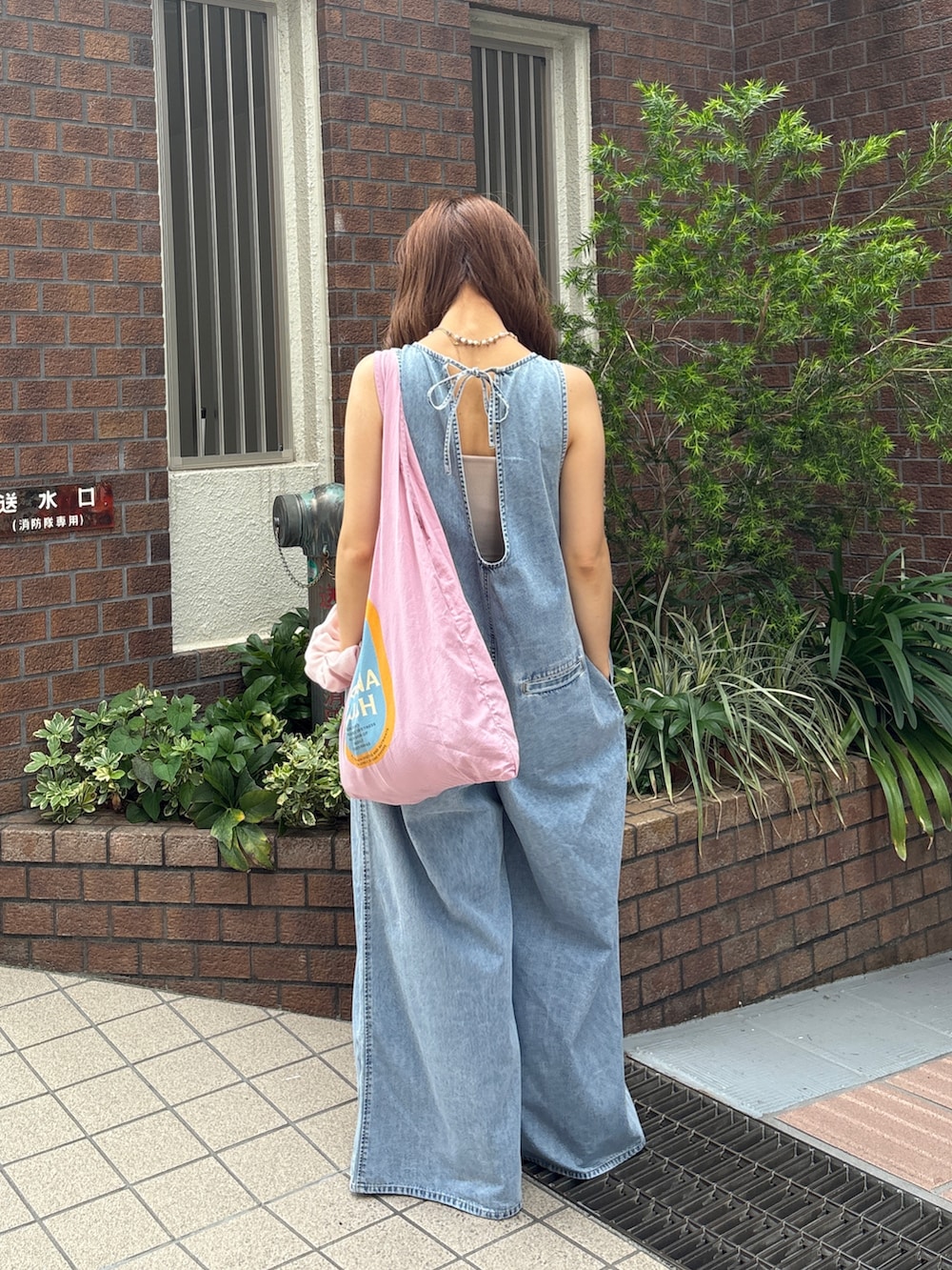 長谷千沙さんの「バックオープンデニムサロペット（Ungrid）」を使ったコーディネートの4枚目の写真