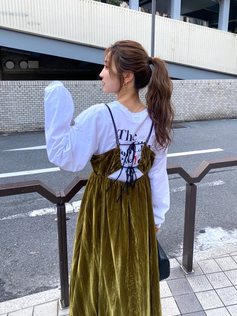 「ワンピース、ワンピース×スニーカー、ワンピーススタイル、ワンピースコーデ、ベロア、ベロアスカート、ベロアワンピース、ロンT、レイヤードスタイル、レイヤード、スニーカー、スニーカーコーデ、ニユーバランス、Ungrid」｜「Ungridの【Cl】フェイクレザースクエアバック（ハンドバッグ、ブラック系）」を使った、長谷千沙さん（レディース・159cm）の秋コーディネートの4枚目の写真