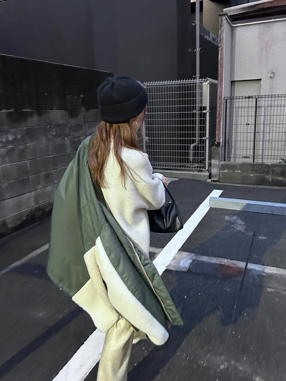 「MA-1、ボアジャケット、ボアブルゾン、ニット、ニット帽、ニット帽コーデ、ニットコーデ、ニットパンツ、スニーカー、スニーカーコーデ、アディダス、samba、冬ファッション、楽チンコーデ、Ungrid」｜「Ungridの【WEB限定】ロゴルーズニット（ニット/セーター、ホワイト系）」を使った、長谷千沙さん（レディース・159cm）の冬コーディネートの7枚目の写真