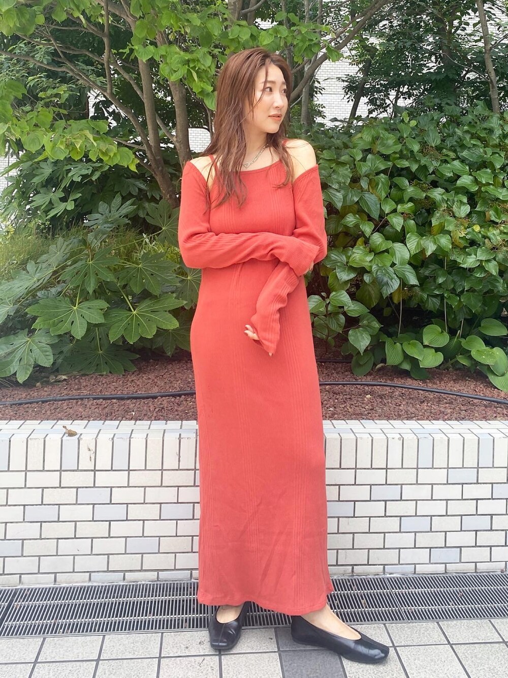 「ワンピース、ワンピーススタイル、ワンピースコーデ、タイトワンピース、キャミワンピ、キャミワンピース、キャミソールワンピ、タイトシルエット、オトナカジュアル、Ungrid」｜「Ungridのランダムテレコレイヤードフィットカットワンピース（ワンピース、オレンジ系）」を使った、長谷千沙さん（レディース・159cm）の夏コーディネートの2枚目の写真