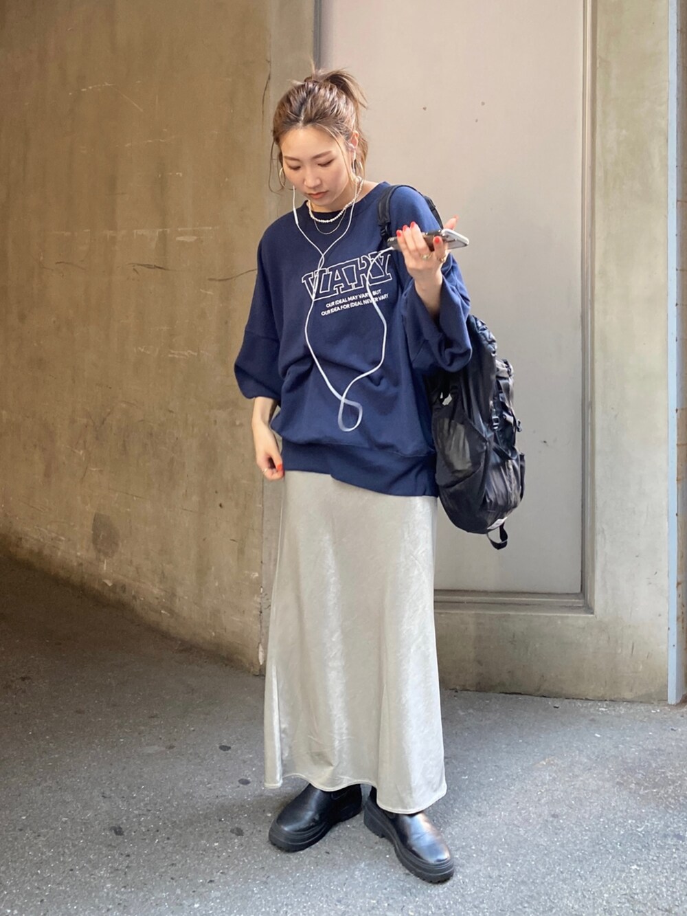 「スウェット、スウェットコーデ、スウェットトップス、ロゴスウェット、刺繍トップス、ボリューム袖、ボリュームスリーブ、ベロア、ベロアスカート、タイトスカート、ブーツスタイル、ブーツコーデ、Ungrid」｜「Ungridの【WEB限定】刺繍ロゴルーズスウェット　※6/18(日)0:00-予約開始！（スウェット、ブルー系）」を使った、長谷千沙さん（レディース・159cm）の夏コーディネートの3枚目の写真