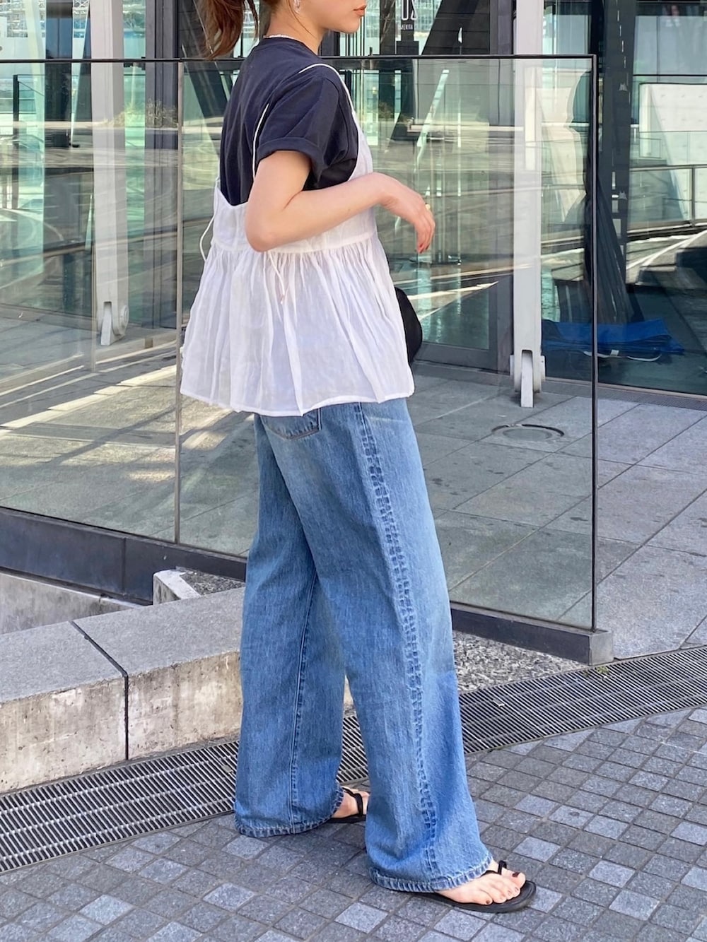 「デニム、デニムパンツ、デニムコーデ、ワイドデニム、オーガニックコットン、ルーズデニム、Tシャツ、Tシャツ×デニム、Tシャツコーデ、キャミソール、レイヤードスタイル、重ね着、重ね着コーデ、春夏コーデ、Ungrid」｜「Ungridのコットンオーガンジーキャミ（シャツ/ブラウス、ホワイト系）」を使った、長谷千沙さん（レディース・159cm）の春コーディネートの3枚目の写真