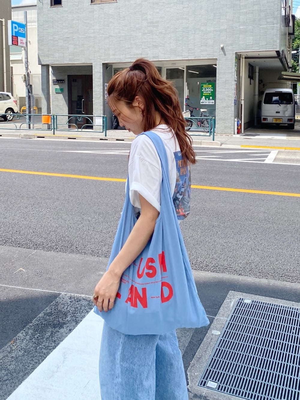 「ディズニーコーデ、白Tシャツ、白T、白Tシャツ×デニム、Tシャツ、Tシャツ×デニム、Tシャツコーデ、休日スタイル、パンツコーデ、Ungrid」｜「Ungridの【ディズニーコレクション】ピーター・パン / グラフィックTee（Tシャツ/カットソー、ホワイト系）」を使った、長谷千沙さん（レディース・159cm）の夏コーディネートの4枚目の写真