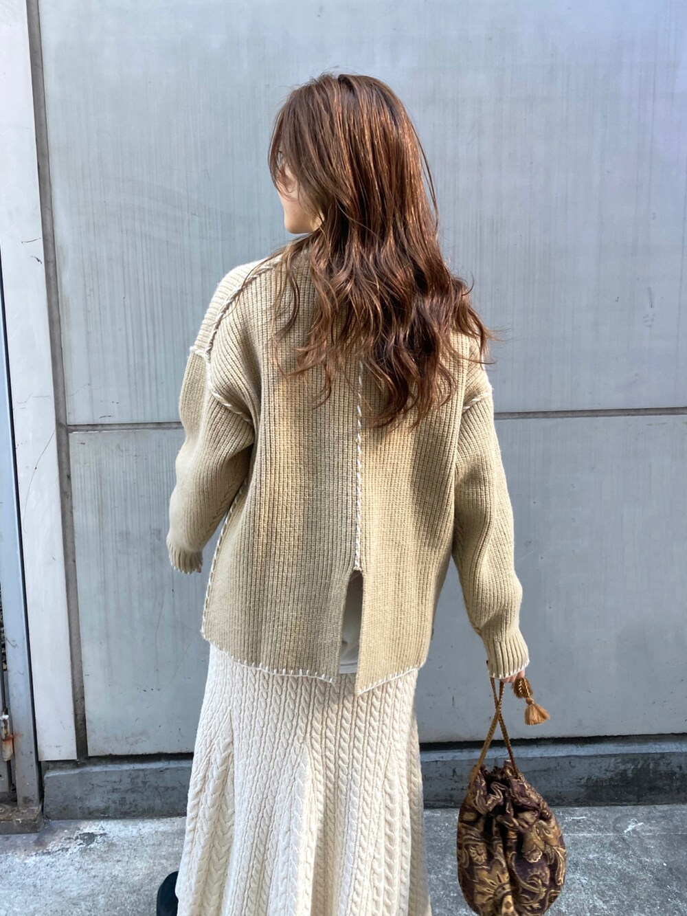 「ニットコーデ、ステッチニット、バックスリット、ワントーンコーデ、ニットスカート、30代コーデ、30代ファッション、ママコーデ、ママファッション、Ungrid」｜「Ungridのハンドステッチルーズニット（ニット/セーター、ブラウン系）」を使った、長谷千沙さん（レディース・159cm）の冬コーディネートの3枚目の写真